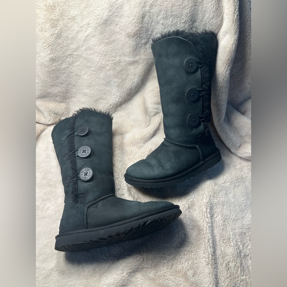 Ugg Womens Black Size 6 Bailey Button - Picture 1 of 7
